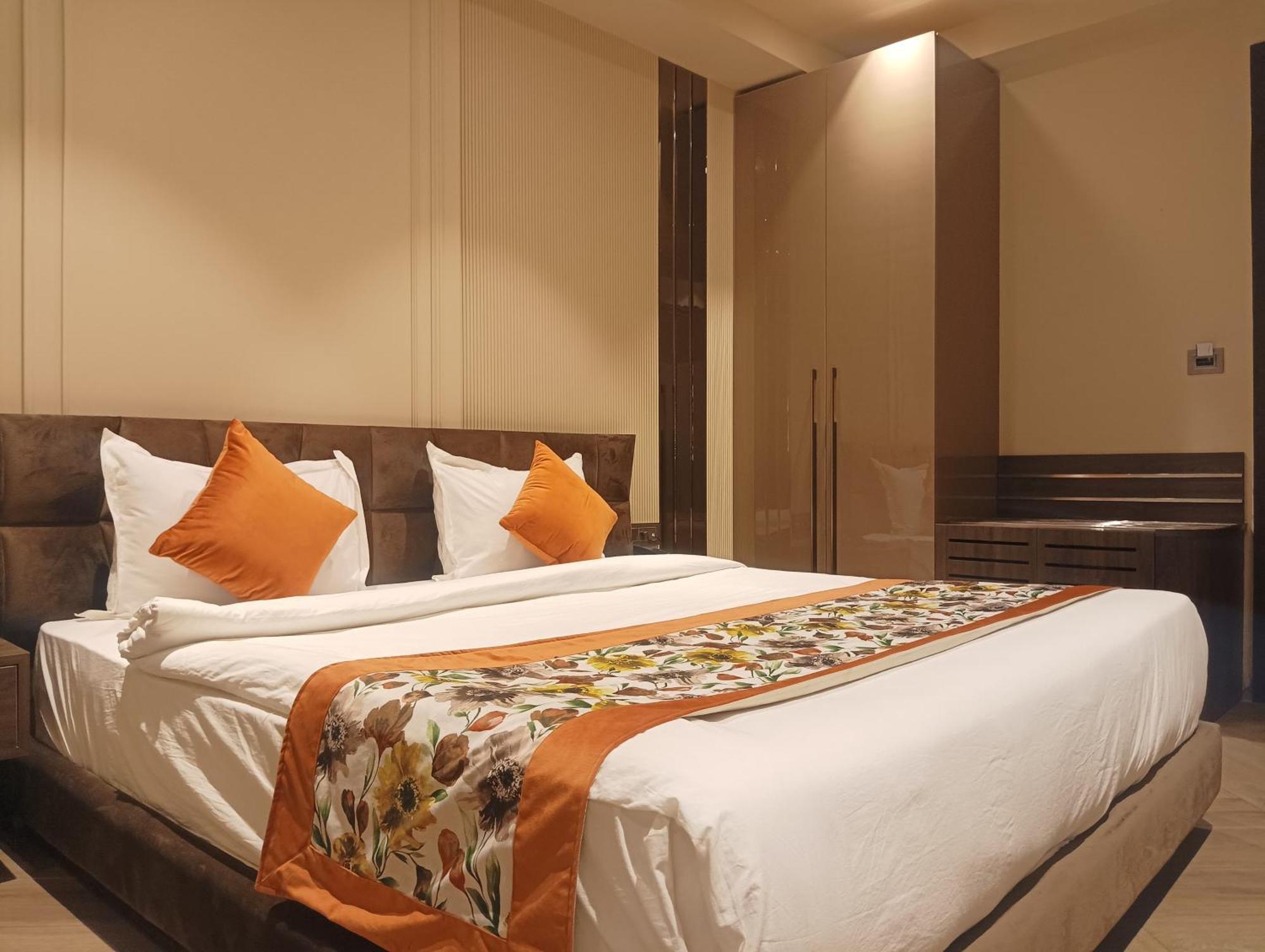 Hotel Cullinan By Qotel Janakpuri Делхи Екстериор снимка