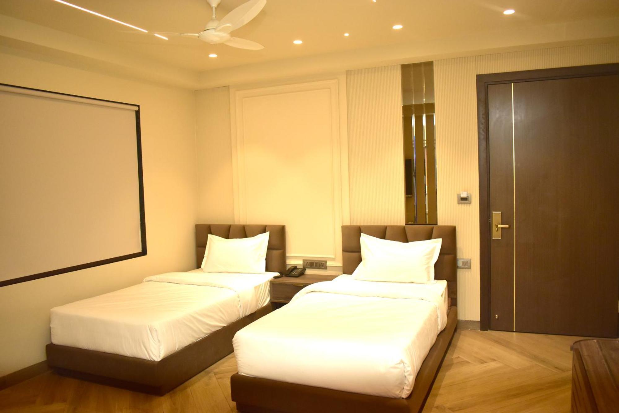 Hotel Cullinan By Qotel Janakpuri Делхи Екстериор снимка