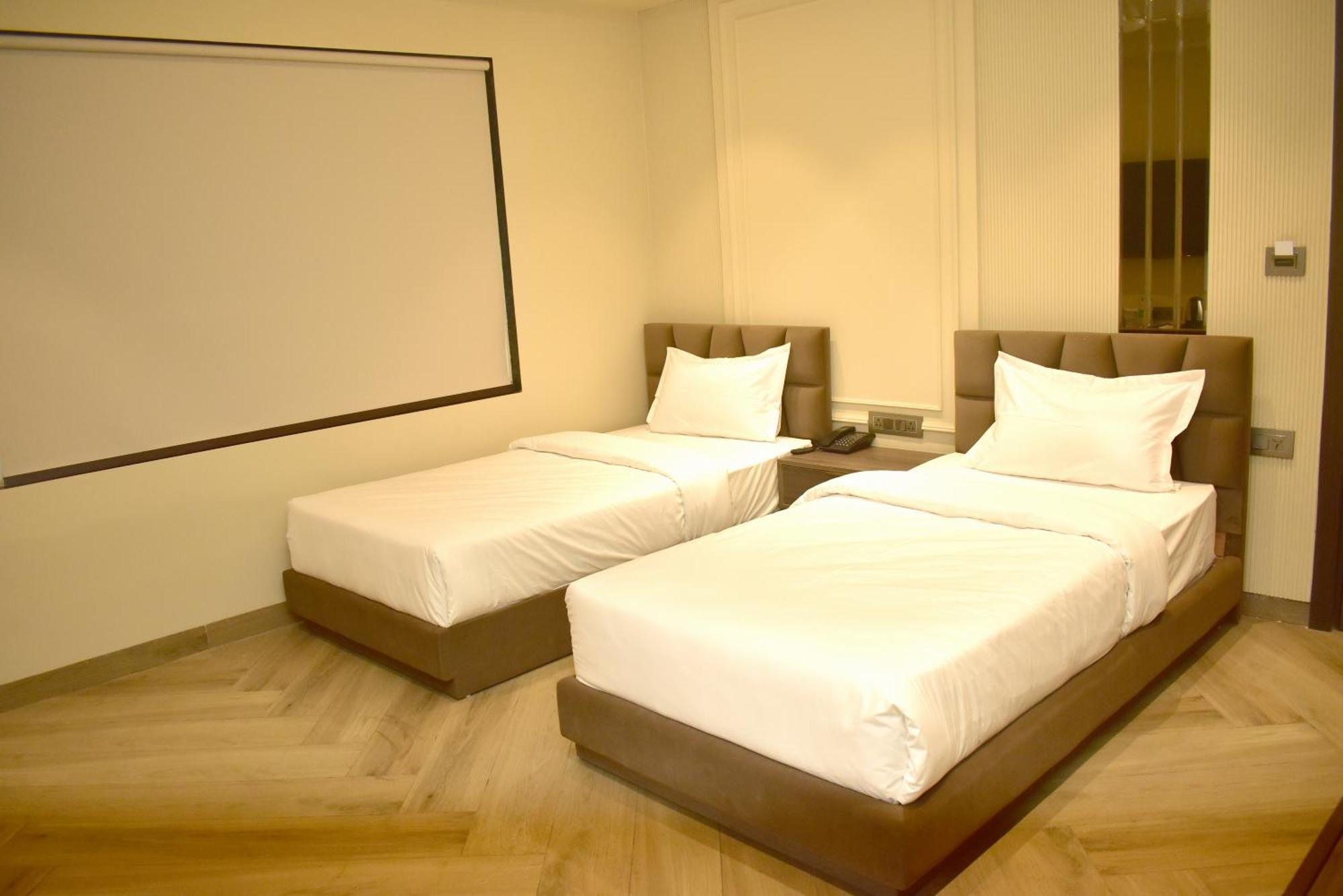 Hotel Cullinan By Qotel Janakpuri Делхи Екстериор снимка