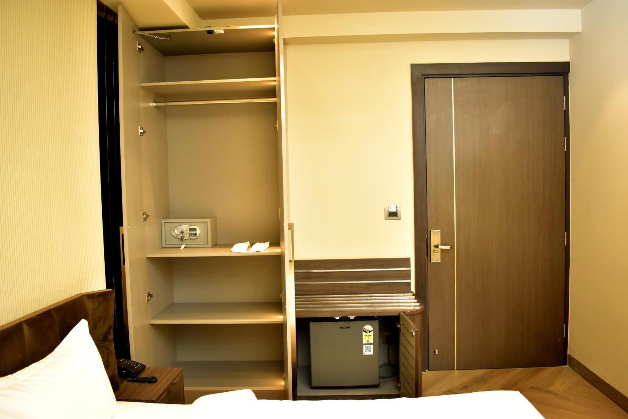 Hotel Cullinan By Qotel Janakpuri Делхи Екстериор снимка