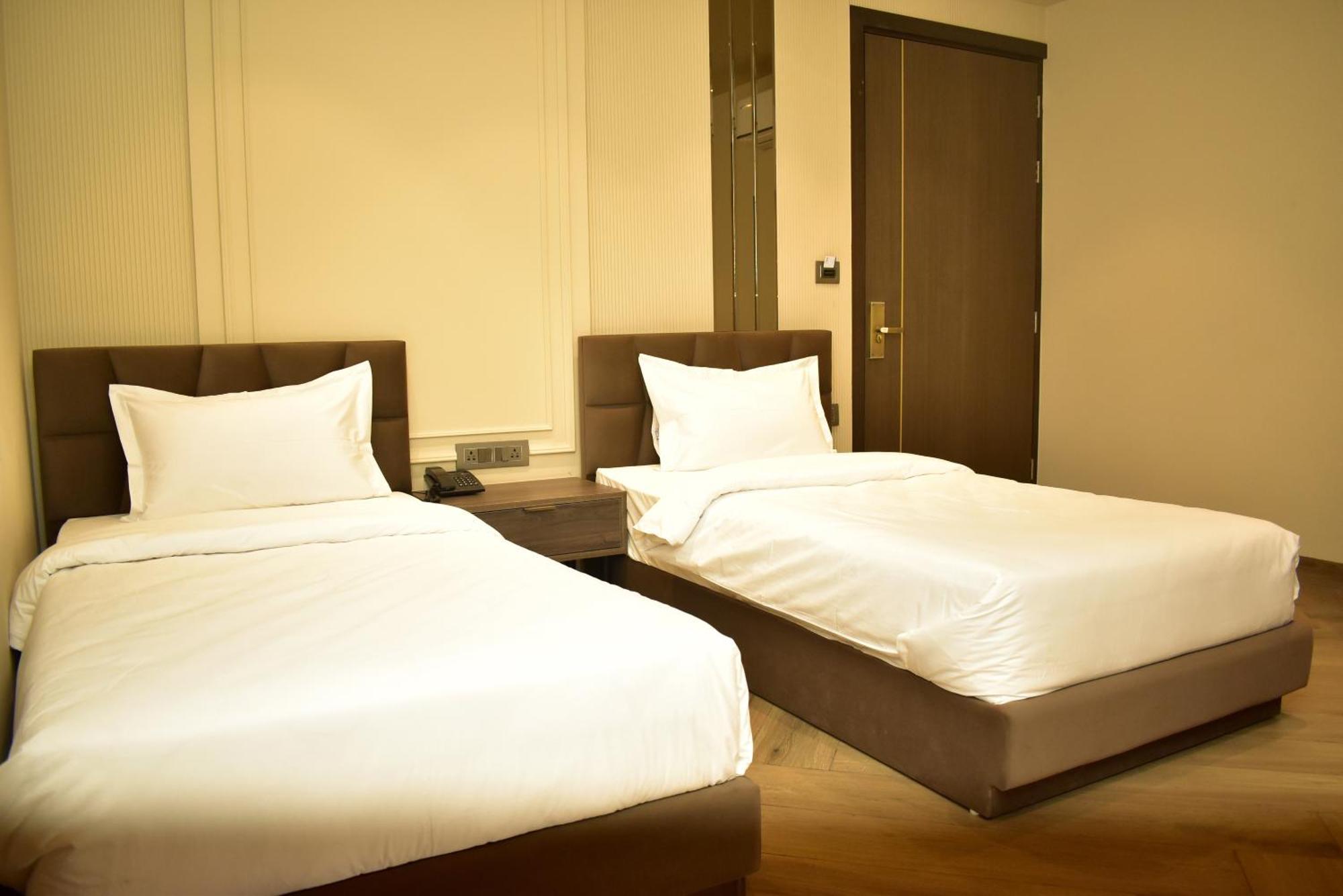 Hotel Cullinan By Qotel Janakpuri Делхи Екстериор снимка