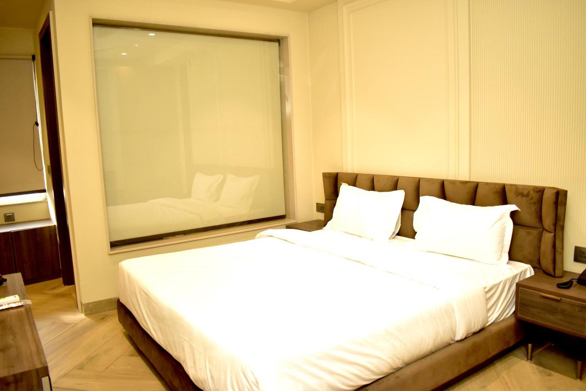 Hotel Cullinan By Qotel Janakpuri Делхи Екстериор снимка