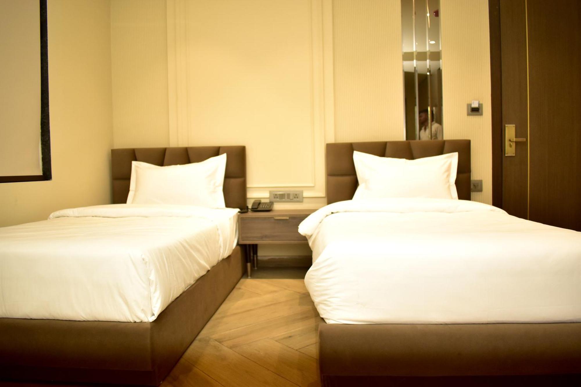 Hotel Cullinan By Qotel Janakpuri Делхи Екстериор снимка