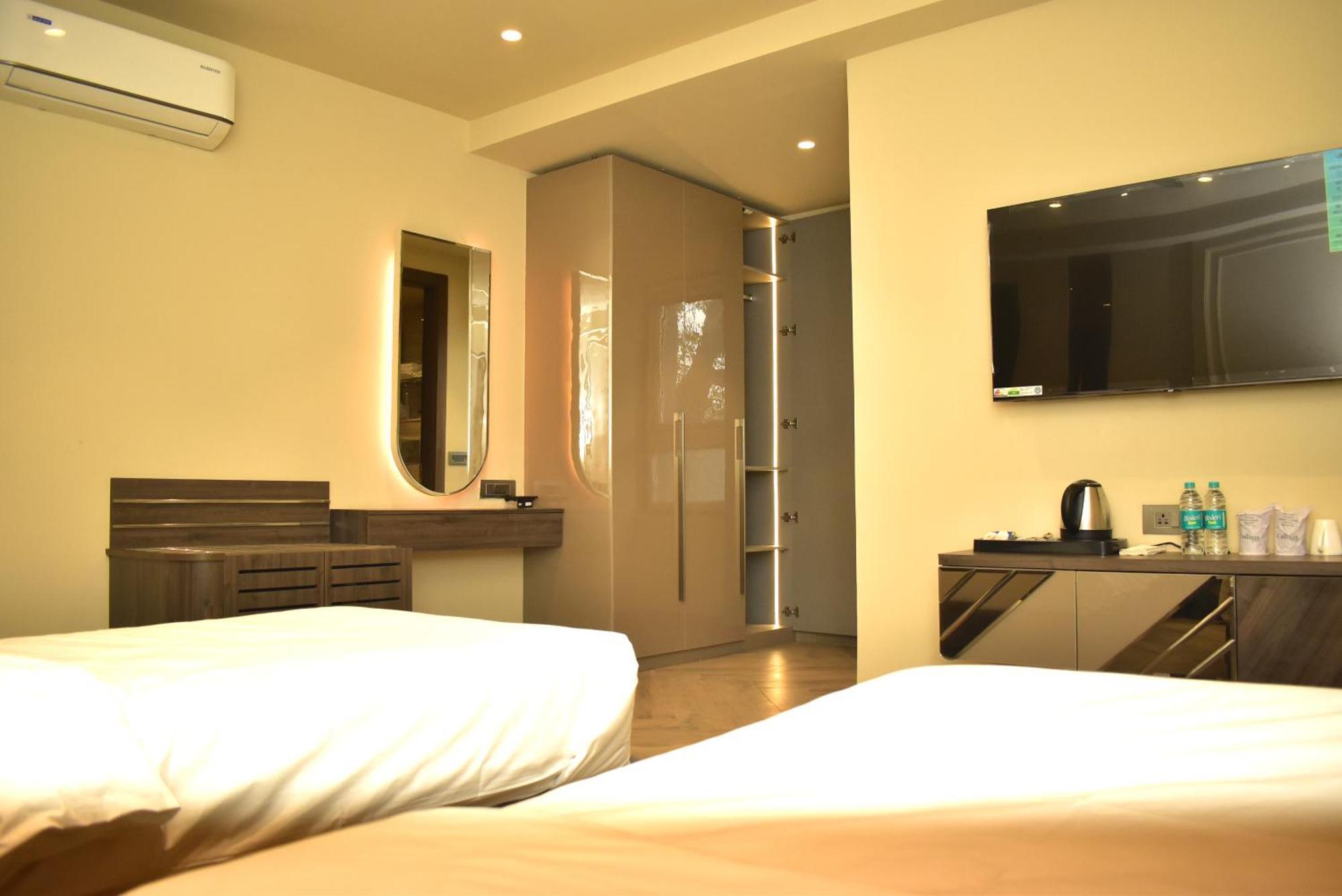 Hotel Cullinan By Qotel Janakpuri Делхи Екстериор снимка