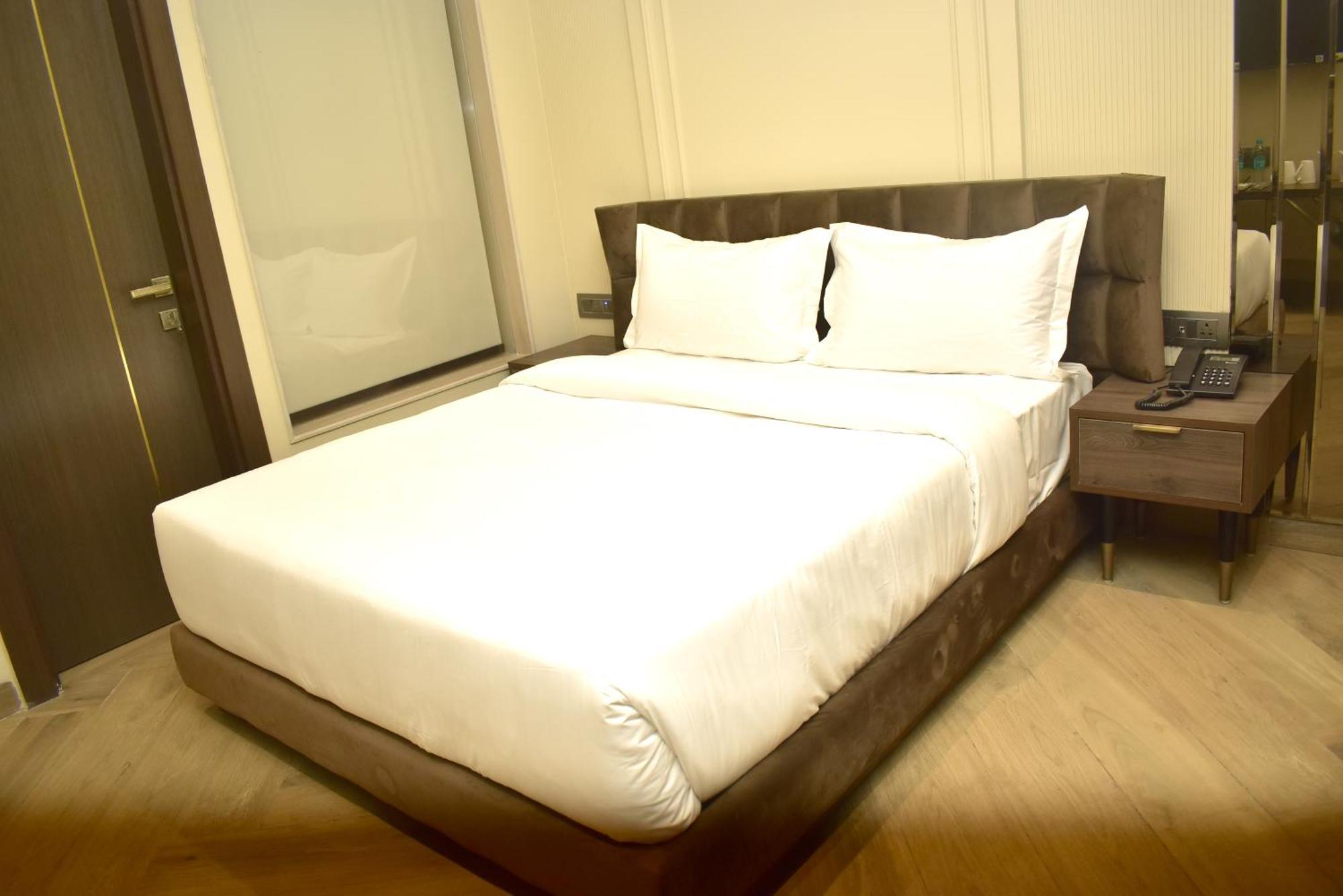 Hotel Cullinan By Qotel Janakpuri Делхи Екстериор снимка
